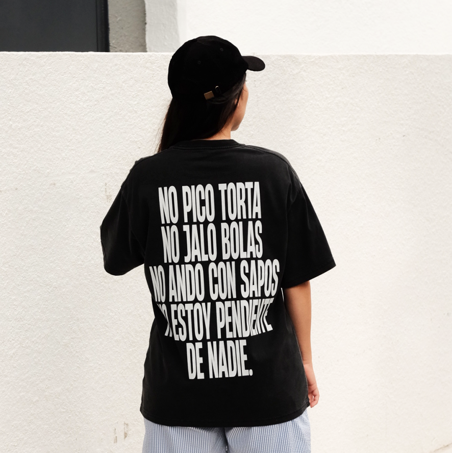 Una modelo de espaldas llevando la camiseta negra «No Pico Torta» de Caracas Merch